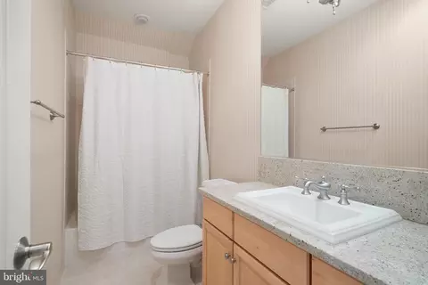 Bath - 7212 Farm Meadow Ct, Mclean, VA 22101 photo 7 of 8