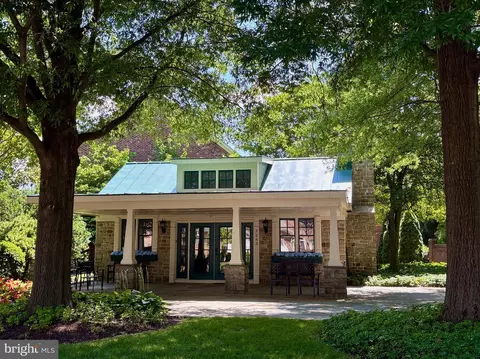 Exterior - 7212 Farm Meadow Ct, Mclean, VA 22101 photo 7 of 9