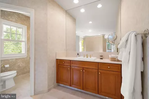 Bath - 7212 Farm Meadow Ct, Mclean, VA 22101 photo 4 of 8