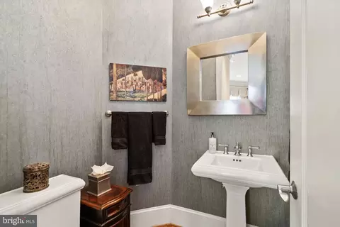 Bath - 7212 Farm Meadow Ct, Mclean, VA 22101 photo 1 of 8