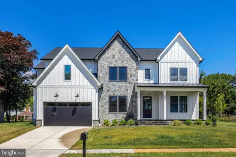 930 Fairway Dr NE, Vienna, VA 22180