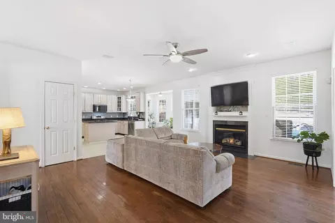 8431 Ambrose Ct, Springfield, VA 22153 photo 9