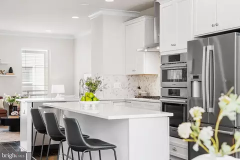 4973 Lakeside Xing, Chantilly, VA 20151