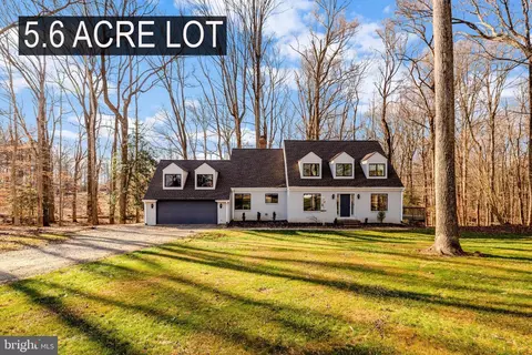 9982 Blackberry Ln, Great Falls, VA 22066