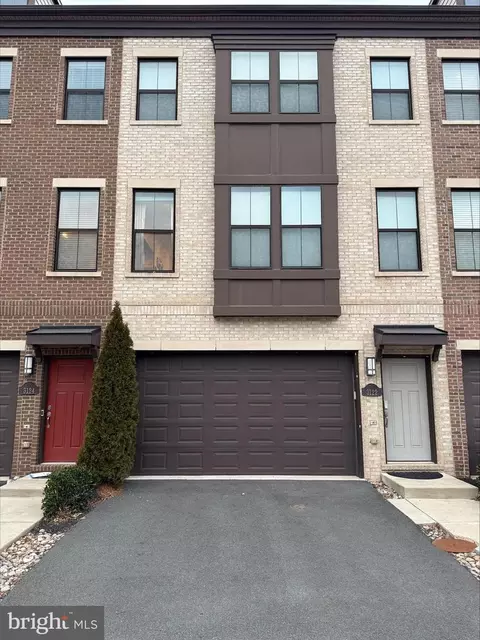 3122 Alan Shepard St, Herndon, VA 20171