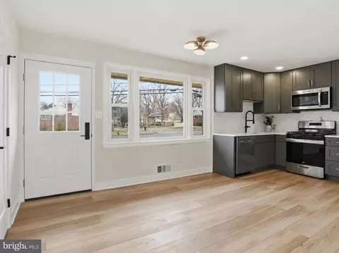 14801 Carlbern Dr, Centreville, VA 20120