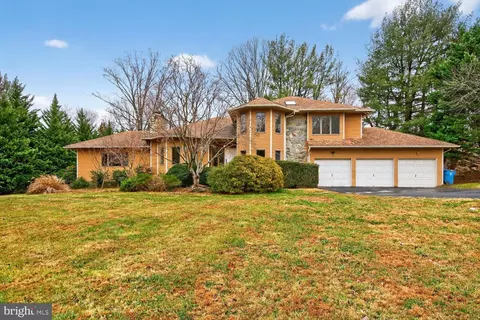 905 Falls Bridge Ln, Great Falls, VA 22066