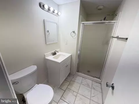 Bath - 6427 Old Scotts Ct, Springfield, VA 22152 photo 4 of 4