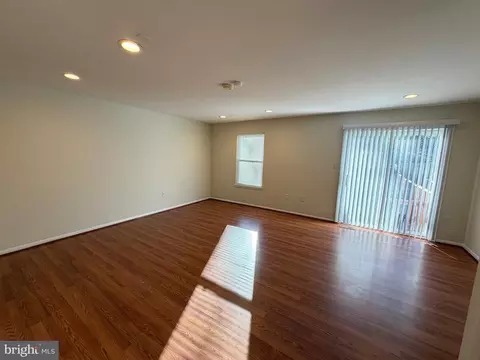Living - 6427 Old Scotts Ct, Springfield, VA 22152 photo 1 of 4