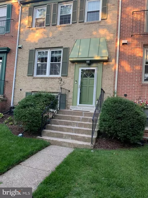 2402 Windbreak Dr, Alexandria, VA 22306
