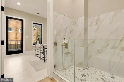 Entry Way - 6935 Southridge Dr, Mclean, VA 22101 photo 7 of 10