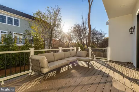 Exterior - 6935 Southridge Dr, Mclean, VA 22101 photo 6 of 10