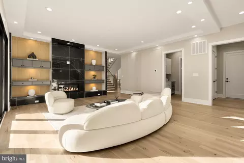 Living - 6935 Southridge Dr, Mclean, VA 22101 photo 6 of 11