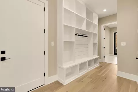 Entry Way - 6935 Southridge Dr, Mclean, VA 22101 photo 6 of 10