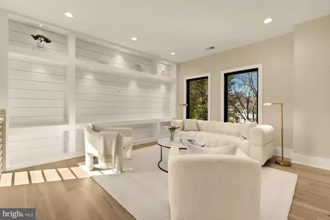 Living - 6935 Southridge Dr, Mclean, VA 22101 photo 7 of 11