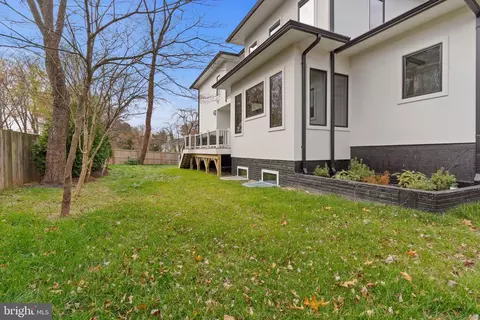 Exterior - 6935 Southridge Dr, Mclean, VA 22101 photo 9 of 10