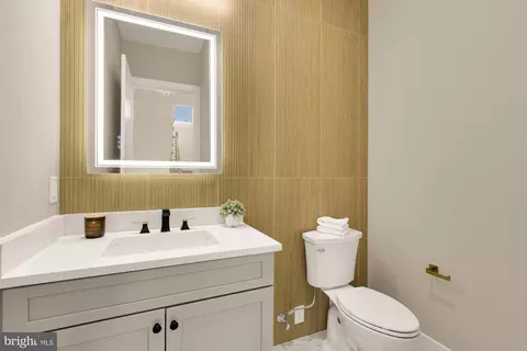 Bath - 6935 Southridge Dr, Mclean, VA 22101 photo 1 of 11