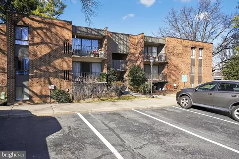4400 Island Pl #302, Annandale, VA 22003