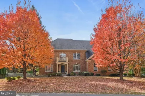 2628 Five Oaks Rd, Vienna, VA 22181