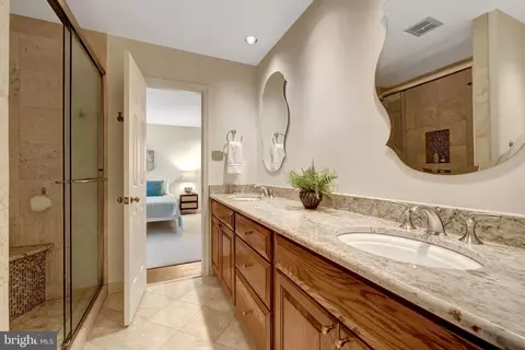 Bath - 6304 Dunaway Ct, Mclean, VA 22101 photo 4 of 6