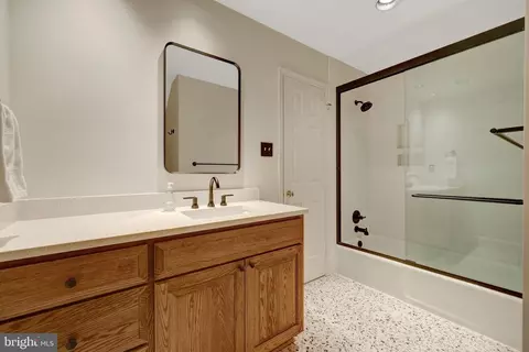 Bath - 6304 Dunaway Ct, Mclean, VA 22101 photo 6 of 6