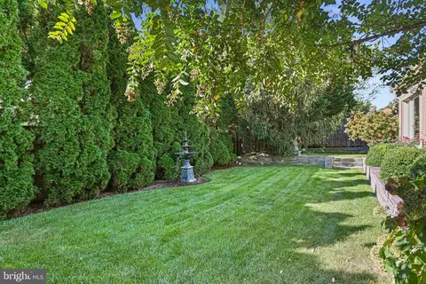 Exterior - 6304 Dunaway Ct, Mclean, VA 22101 photo 7 of 15