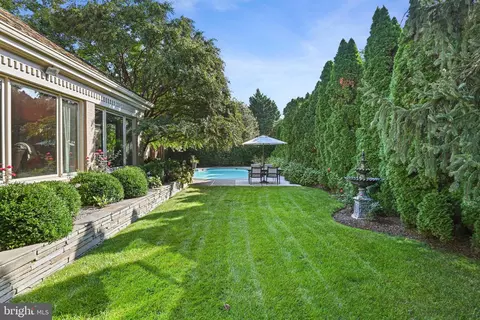 Exterior - 6304 Dunaway Ct, Mclean, VA 22101 photo 6 of 15