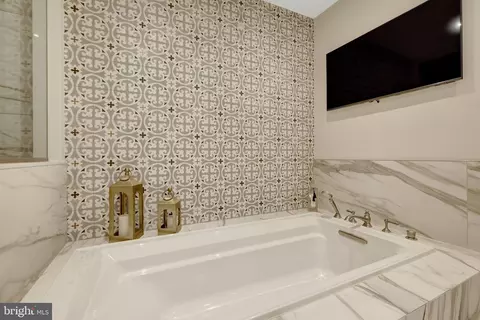 Bath - 6304 Dunaway Ct, Mclean, VA 22101 photo 2 of 6
