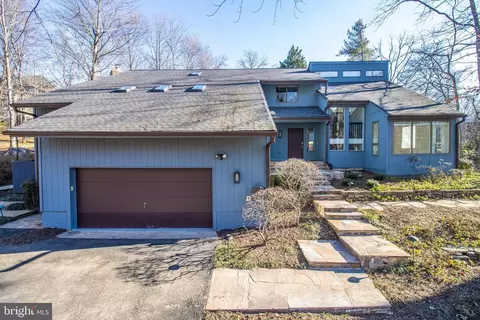 7107 Roxann Rd, Alexandria, VA 22315