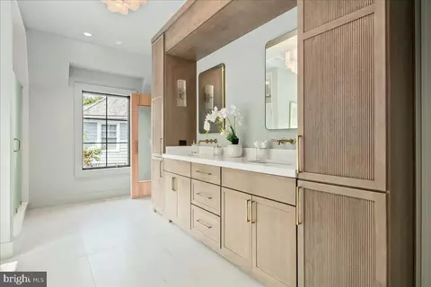 Entry Way - 7011 Elizabeth Dr, Mclean, VA 22101 photo 8 of 8