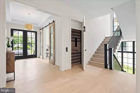 Entry Way - 7011 Elizabeth Dr, Mclean, VA 22101 photo 3 of 8