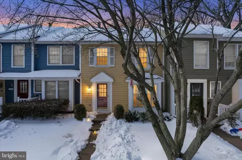 1563 Twisted Oak Dr, Reston, VA 20194
