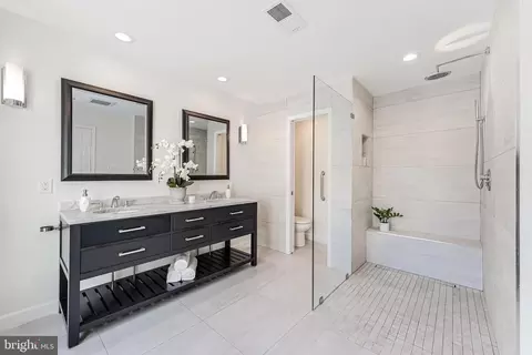 Bath - 1605 Aerie Ln, Mclean, VA 22101 photo 4 of 8