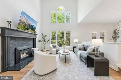 Living - 1605 Aerie Ln, Mclean, VA 22101 photo 2 of 4