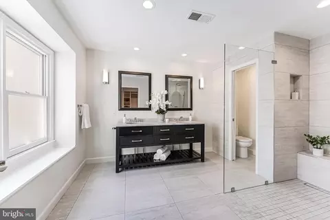 Bath - 1605 Aerie Ln, Mclean, VA 22101 photo 3 of 8