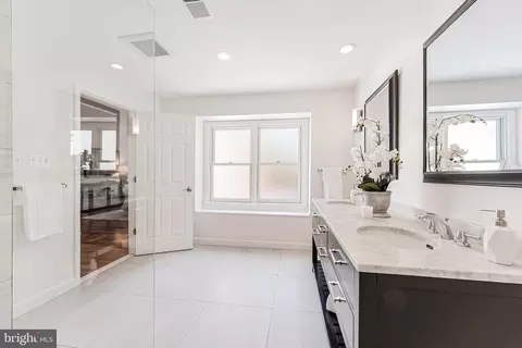 Bath - 1605 Aerie Ln, Mclean, VA 22101 photo 6 of 8