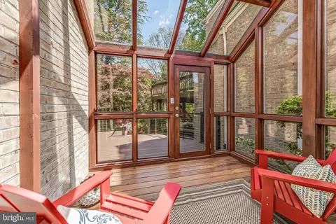 Exterior - 1605 Aerie Ln, Mclean, VA 22101 photo 4 of 10