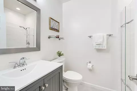 Bath - 1605 Aerie Ln, Mclean, VA 22101 photo 8 of 8
