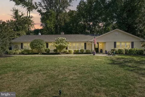 11607 Helmont Dr, Oakton, VA 22124