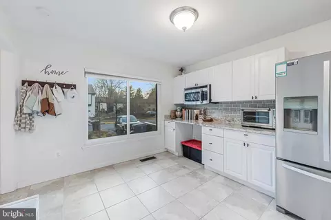 Entry Way - 2002 Golf Course Dr, Reston, VA 20191 photo 5 of 9