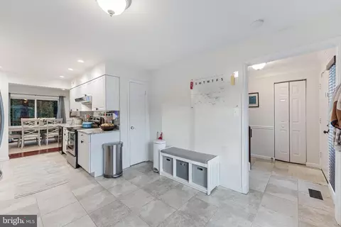 Entry Way - 2002 Golf Course Dr, Reston, VA 20191 photo 4 of 9