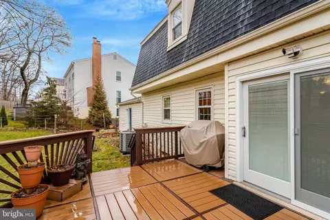Exterior - 8705 Side Saddle Rd, Springfield, VA 22152 photo 6 of 9