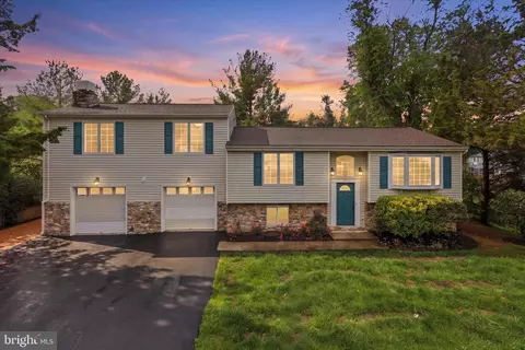 12821 Pinecrest Rd, Herndon, VA 20171