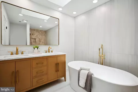 Bath - 2000 Homer Ter, Reston, VA 20191 photo 4 of 10
