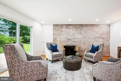 Living - 2000 Homer Ter, Reston, VA 20191 photo 3 of 7