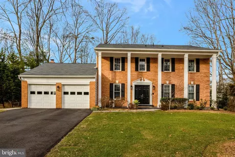 12111 Holly Knoll Cir, Great Falls, VA 22066