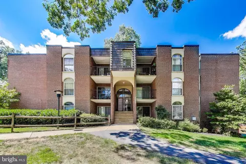 3328 Woodburn Village Dr #14, Annandale, VA 22003