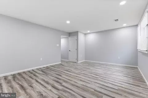 Living - 7233 Evanston Rd, Springfield, VA 22150 photo 9 of 11