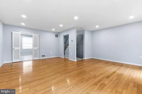 Living - 7233 Evanston Rd, Springfield, VA 22150 photo 3 of 11