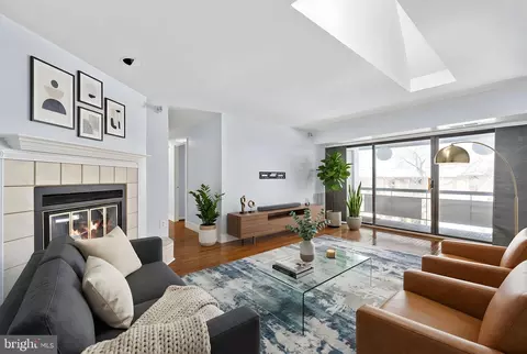 2844 Dover Ln #302, Falls Church, VA 22042